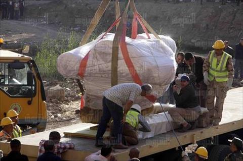 نقل تمثال رمسيس الثانى مع بعض القطع الأثرية من المطرية إلى المتحف المصري بالتحرير - تصوير: أحمد عبدالفتاح